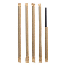 Vijf PAPSTAR shake-rietjes van zwart papier (Ø 8 mm, 25 cm) staan verticaal: Vier zijn afzonderlijk verpakt, de rechter is deels uit zijn foliehoes getrokken.