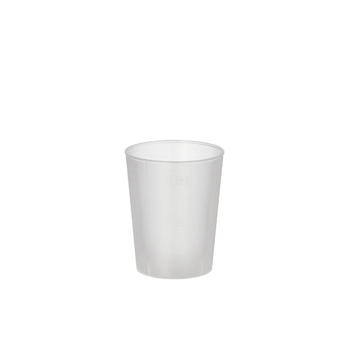 Un verre réutilisable Starpak pour schnaps (4 cl, Ø 4,3 cm, 5,2 cm de haut), satiné et incassable, se trouve sur un fond blanc. Le paquet contient 20 pièces.