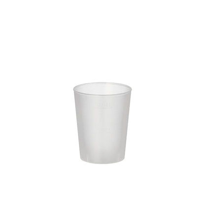 Un verre réutilisable Starpak pour schnaps (4 cl, Ø 4,3 cm, 5,2 cm de haut), satiné et incassable, se trouve sur un fond blanc. Le paquet contient 20 pièces.