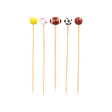 De Fingerfood-prikkers "Sport" (12,5 cm, 40 stuks) van PAPSTAR GmbH zijn perfect voor partyhapjes. Ze zijn elk voorzien van een sportbal (tennis, honkbal, American football, voetbal, basketbal) en zijn in een rechte lijn op een witte achtergrond gerangschikt.