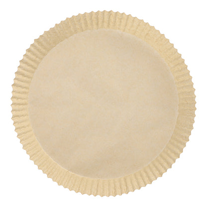 Un papier de cuisson PAPSTAR rond et beige (hauteur de 4,5 cm) pour friteuses à air chaud de la société PAPSTAR GmbH avec un bord ondulé, résistant à la chaleur, vu d'en haut sur fond blanc.