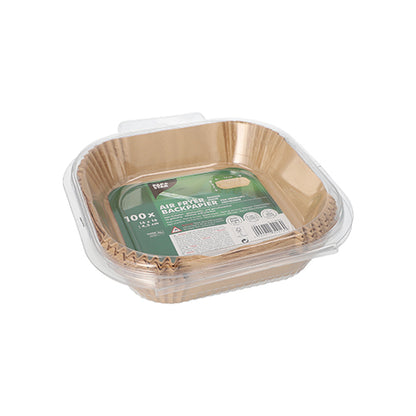Un récipient en plastique transparent de la société PAPSTAR contient une pile de papiers de cuisson bruns, carrés « PAPSTAR 100 papiers de cuisson pour friteuses à air chaud carrés » avec une étiquette verte antiadhésive contenant des détails sur le produit sur le dessus.