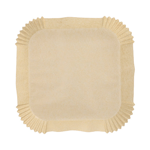 Un seul papier de cuisson carré beige PAPSTAR 100 pour friteuses à air chaud carrés de la société PAPSTAR avec des coins arrondis et des bords pliés, idéal pour les collations ou l'utilisation dans la friteuse à air chaud, représenté d'en haut sur un fond blanc.