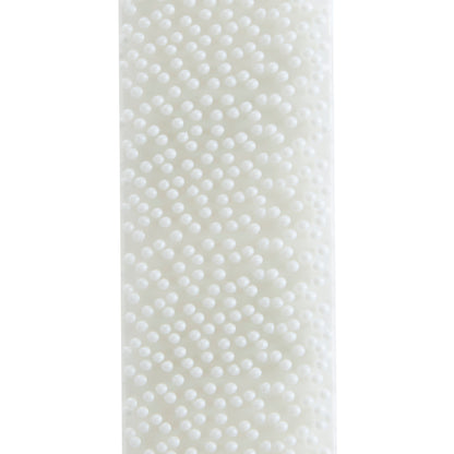 Close-up van een witte, gestructureerde oppervlakte met gelijkmatig verdeelde, kleine, ronde verhogingen, vergelijkbaar met het grippatroon van de Command™ Beeld-Montage-Strips van 3M Deutschland GmbH.