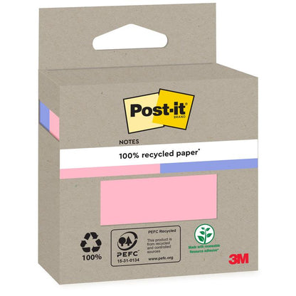 Een bruine kartonnen doos met Post-it® Recycling Notes, 76x76mm, 100 vellen, 100% PEFC van 3M Deutschland GmbH, met recycling- en PEFC-logo, een roze patroonnotitie en een groen etiket "Made with renewable resource adhesive".