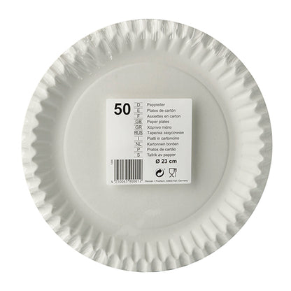 Een stapel ronde kartonnen borden van het type Starpak 50 borden, karton met een diameter van 23 cm, van bovenaf gezien, met een centraal etiket dat productinformatie, hoeveelheid en barcode toont - perfect voor feestjes en evenementen.