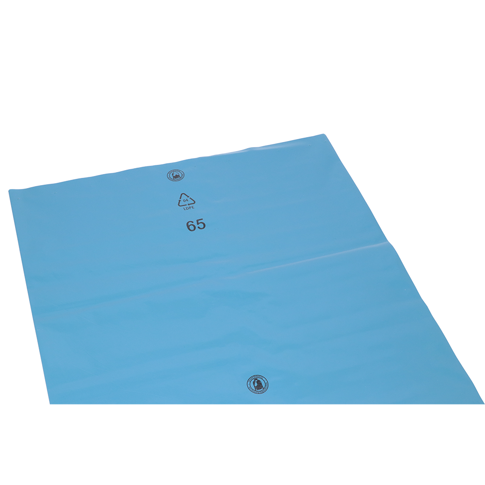 Der flache, blaue DEISS 90154 LDPE-Sack (240L, 1000x1250x0,06 mm) der EMIL DEISS KG ist mit einem Recycling-Symbol, der Nummer 65 und zwei kreisförmigen Markierungen auf der Oberfläche versehen. Der Hintergrund ist weiß. Verpackt als 100 Beutel pro Karton.