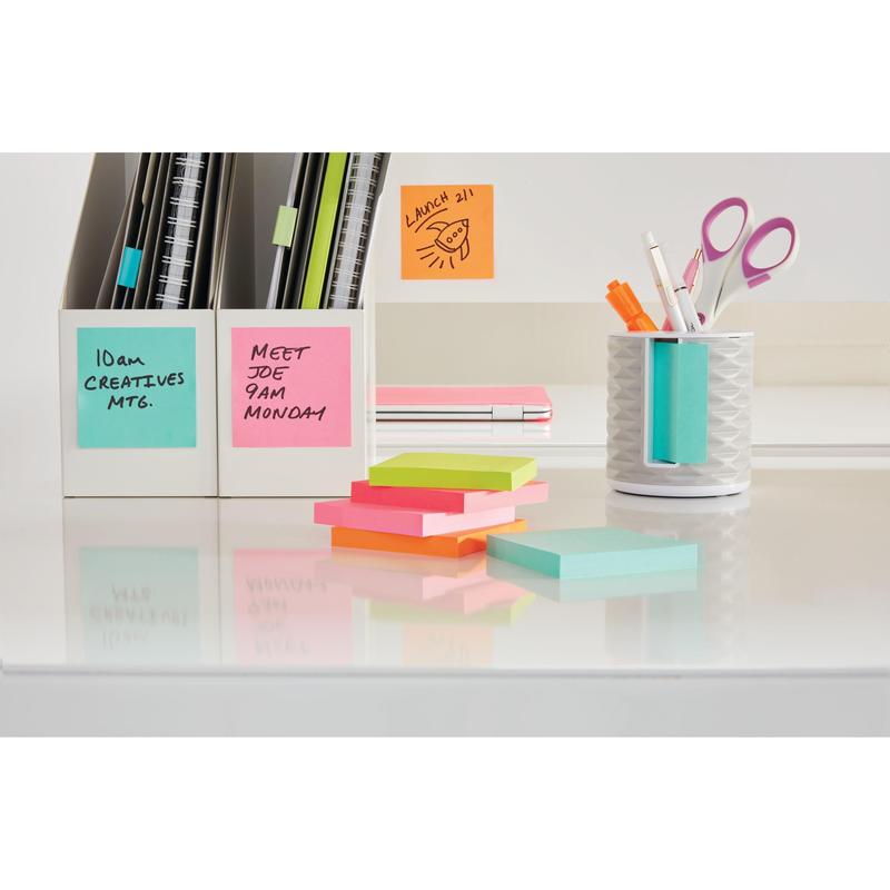 Un bureau bien rangé avec des cahiers codés par couleur, des rappels sur des Post-it® Super Sticky Z-Notes de 3M Deutschland GmbH dans différentes couleurs néon (76x127 mm, 100 feuilles/bloc, 6 blocs/paquet) et plusieurs notes adhésives de bureau sur une surface blanche brillante.