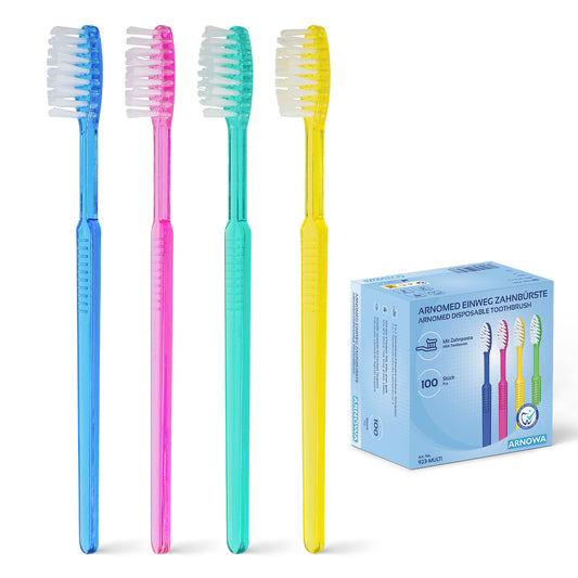 Vier Einwegzahnbürsten in blau, rosa, grün und gelb stehen aufrecht neben einer blauen ARNOMED Einweg Zahnbürsten mit Zahnpasta Box (100 Stück) der ARNOWA GmbH - jede Zahnbürste einzeln mit Zahnpasta verpackt.