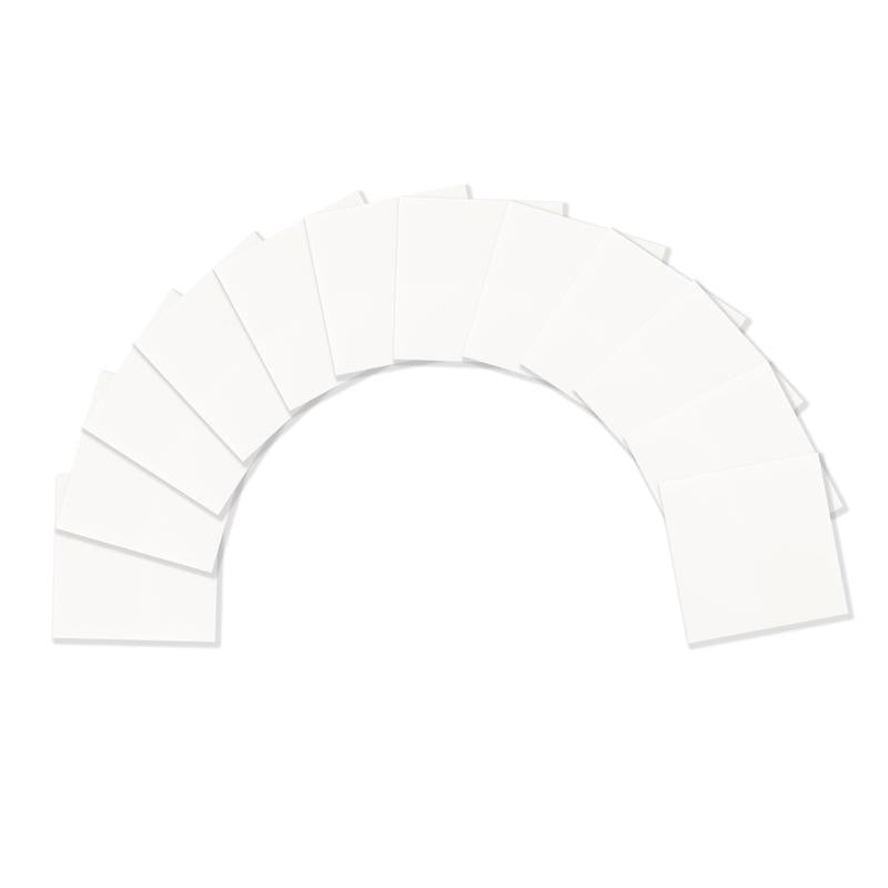 Een reeks 3M Deutschland GmbH Post-it® Transparante Notities (73 mm x 73 mm, 36 vellen/blok, 12 blokken/pak) zijn in een boog op een witte achtergrond gerangschikt, waarbij de individuele blaadjes elkaar licht overlappen.