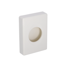 Die DEISS 99301 Dispenser Hygiene Box (100x139,5x27,5 mm, weiß) von EMIL DEISS KG ist eine weiße, rechteckige Wandplatte mit zentraler Öffnung zur Kabelführung oder hygienischen Aufbewahrung in medizinischen Einrichtungen. Packung: 25 Stück.