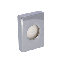 La boîte hygiénique EMIL DEISS KG (GmbH + Co.) 99302, couleur chrome, 100x139,5x27,5 mm, rectangulaire avec ouverture ronde centrale, est isolée sur fond blanc. Paquet de 25 pièces.