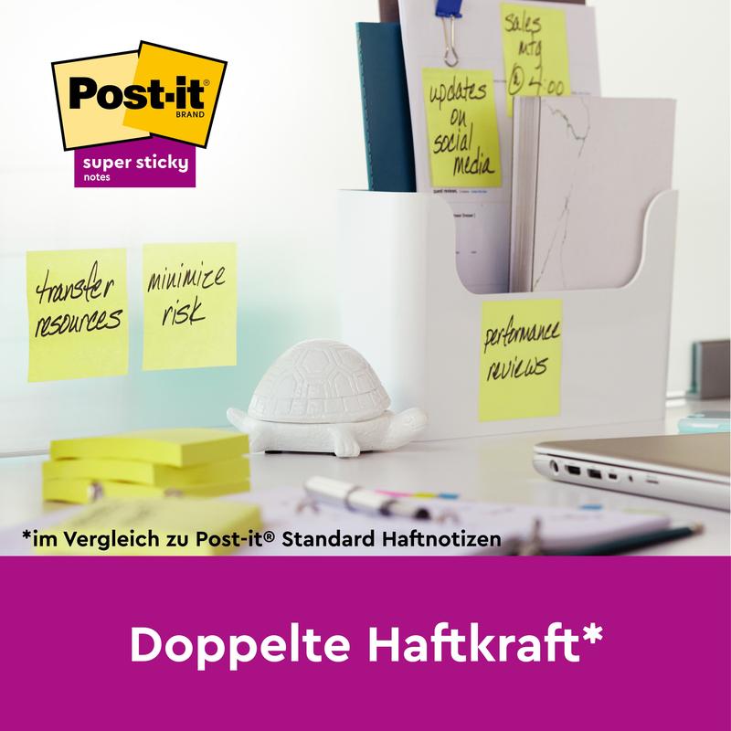Een opgeruimd bureau met 3M Deutschland GmbH Post-it® Super Sticky Notes (47,6x47,6 mm, 90 vel/blok, 100% PEFC) op glas, een witte organizer met papieren en pen en een witte schildpad. Duitse tekst: "Dubbele kleefkracht*" vs. Post-it® standaard notities.