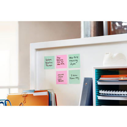 Sechs Post-it® Notes (76 mm x 76 mm, 100% PEFC, von 3M Deutschland GmbH) sind an einer weißen Bürotrennwand über Regalen mit Ordnern, Mappen, Notizbüchern und einem Klebebandabroller angebracht.