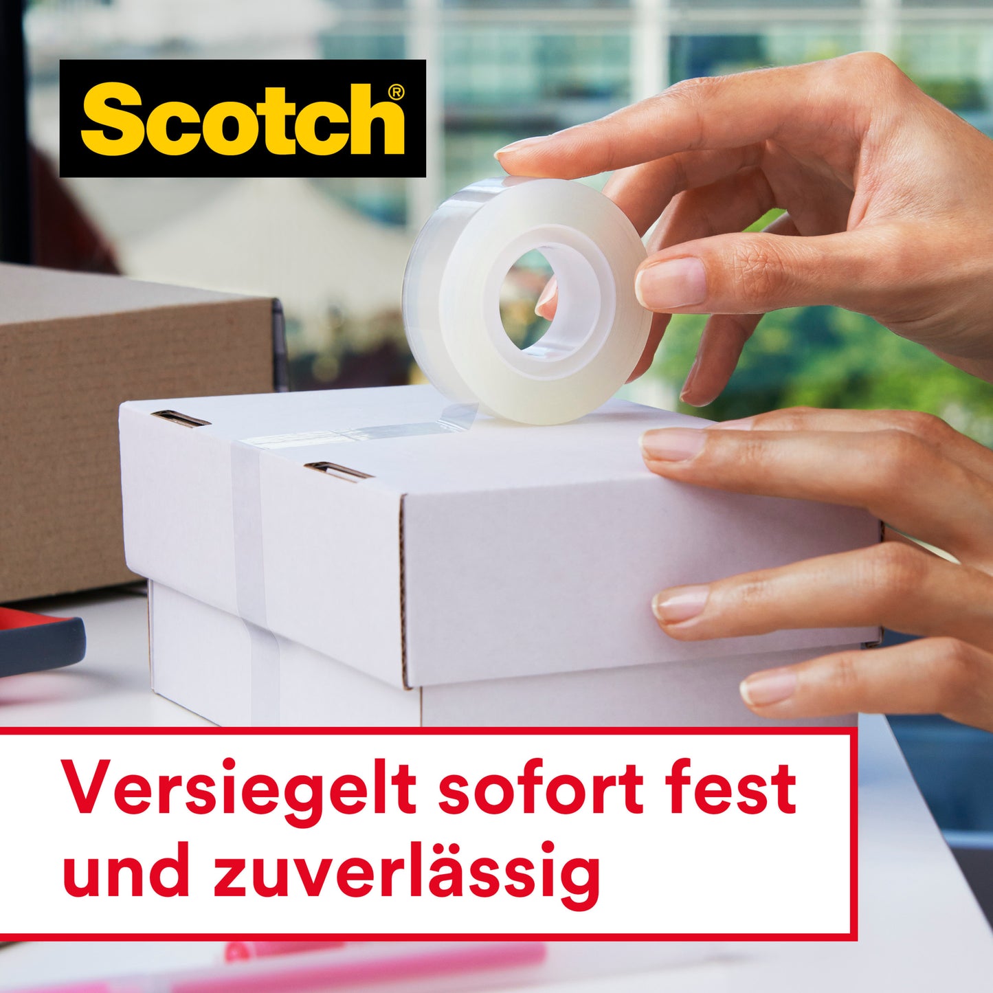 Eine Person versiegelt eine weiße Kartonschachtel mit Scotch® Crystal Klebeband 6-1925R3 von 3M Deutschland GmbH (19 mm x 25 m, 3 Rollen/Packung). Der Text auf Deutsch: "Versiegelt sofort fest und zuverlässig.