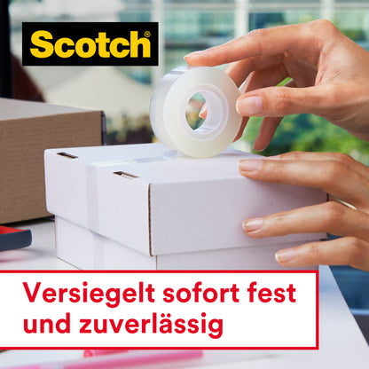 Eine Person versiegelt eine weiße Kartonschachtel mit Scotch® Crystal Klebeband 6-1925R3 von 3M Deutschland GmbH (19 mm x 25 m, 3 Rollen/Packung). Der Text auf Deutsch: "Versiegelt sofort fest und zuverlässig.