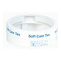 Le support mural Diversey Deutschland Soft Care Tex est un support mural en plastique blanc pour suspendre le seau Soft Care Tex, avec une étiquette de produit bleue, deux symboles de nettoyage sur le côté, un centre ouvert et un design rond et plat.