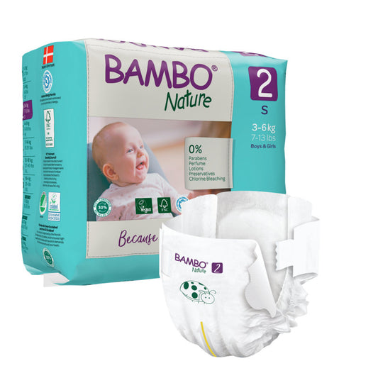 Eine Packung Abena Re-Seller GmbH Bambo Nature Windeln der Größe 2 für 3-6 kg schwere Babys wird neben einer einzelnen aufgefalteten Windel gezeigt. Die Verpackung zeigt ein lächelndes Baby, Produktinformationen und grüne und lila Design-Akzente.