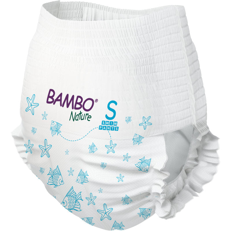 Eine weiße Einweg-Schwimmwindel für 7-12 kg schwere Babys mit blauen Fischen, Seesternen und Algenmotiven. Bambo Nature Schwimmwindeln S von Abena Re-Seller GmbH hat elastische Beinöffnungen und Bund. Packung: 12 Paar.