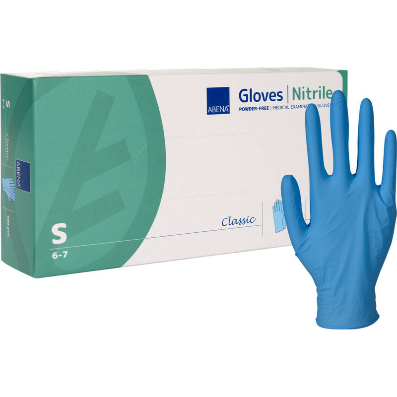 Eine weiß-grüne Box von Abena Re-Seller GmbH, beschriftet mit "Nitril-Handschuhe Classic, Puderfrei, Blau" in Größe S, liegt neben einem blauen Handschuh und weist auf puderfreie, medizinisch geeignete Einmalhandschuhe hin.