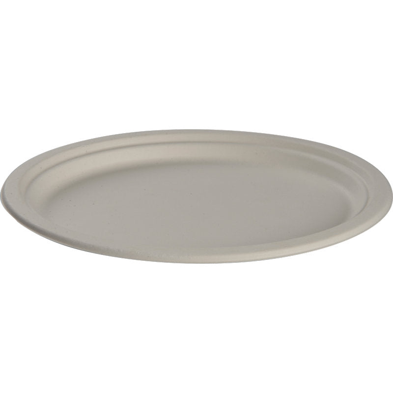 Ein ovaler, weißer Bagasse Teller (20 x 26 cm) von Abena Re-Seller GmbH, fotografiert vor weißem Hintergrund. Dieser umweltfreundliche Teller kommt in einer Packung von 50 Stück und ist ideal für umweltbewusste Veranstaltungen.