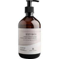 Le gel douche ENA Living, 500 ml, de la société Abena Re-Seller GmbH (carton de 8 paquets), hydrate la peau grâce à des huiles essentielles de cèdre, d'orange et de lavande. Son design blanc met en valeur cette lotion douche douce.