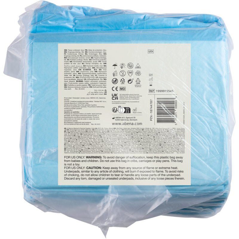 Un emballage en plastique transparent avec 25 pièces de protection jetable Abena Re-Seller GmbH, ABENA Tissue, 8 couches, 60x90 cm, bleu, affiche une étiquette avec des symboles de soins, des instructions et des avertissements multilingues.