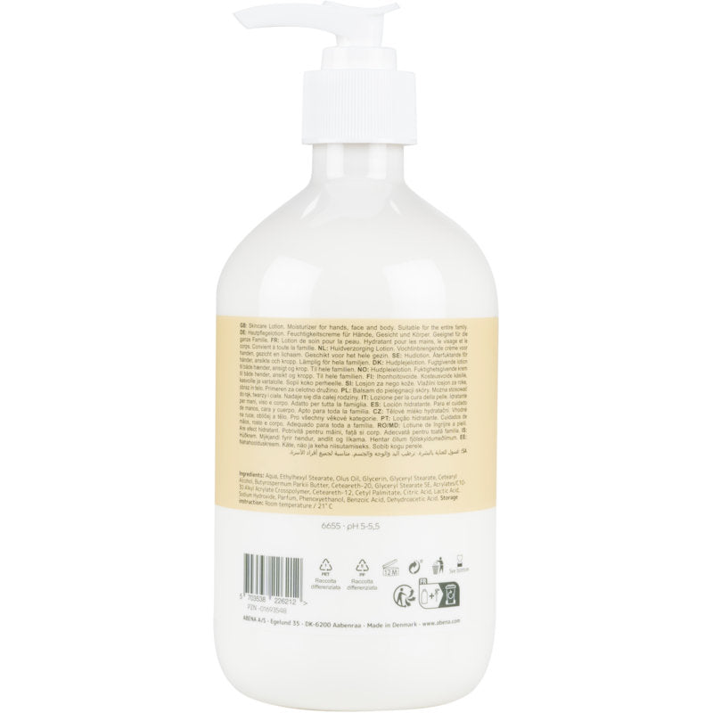 Een witte kunststof pompflacon van Abena Re-Seller GmbH met een beige ruglabel toont productinformatie, ingrediënten en details over deze licht geparfumeerde huidverzorgingslotion (14% vetgehalte, 500 ml) voor de droge huid. Aan de onderkant bevinden zich symbolen en een barcode.