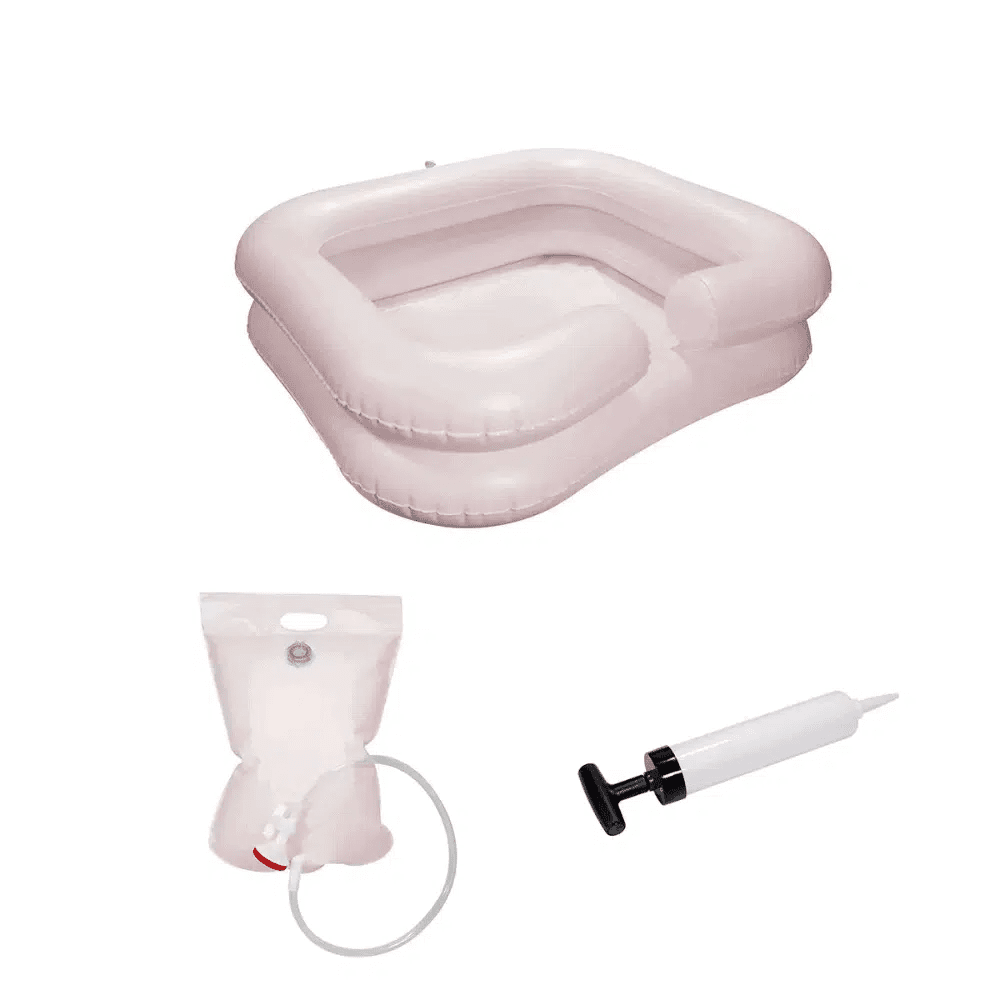 Het uitloopartikel: AMPri wastafel met douchevoorziening en pomp, opblaasbaar van AMPri Handelsgesellschaft mbH met handpomp en waterzak wordt voor haarwassen in liggende positie op een witte achtergrond gepresenteerd.
