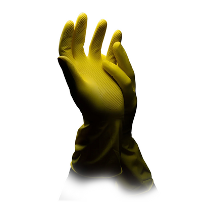 Sur un fond blanc, une paire de gants ménagers AMPri CLEAN-COMFORT sans latex de la AMPri Handelsgesellschaft mbH est illustrée. Un gant jaune est représenté avec la paume ouverte, tandis que l'autre gant le chevauche légèrement. Les gants de protection réutilisables sont dotés de surfaces texturées sur les paumes et les doigts pour améliorer la prise.