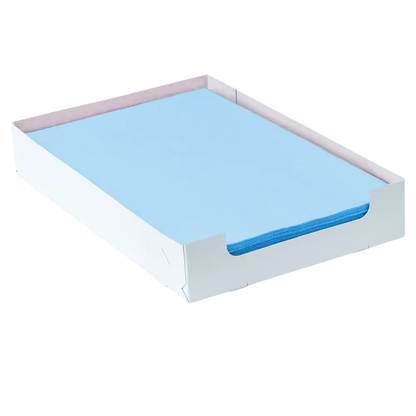 Een stapel blauwe AMPri Dental Kreppauflage Tray-filterpapierbladen in het formaat 18 x 28 cm is netjes gerangschikt in een witte karton van de AMPri Handelsgesellschaft mbH. De karton is aan de zijkanten gedeeltelijk open om toegang te vergemakkelijken. Het lichte en platte papier, ontworpen voor efficiënte filtering, heeft binnen de houder nauwkeurig uitgelijnde randen.