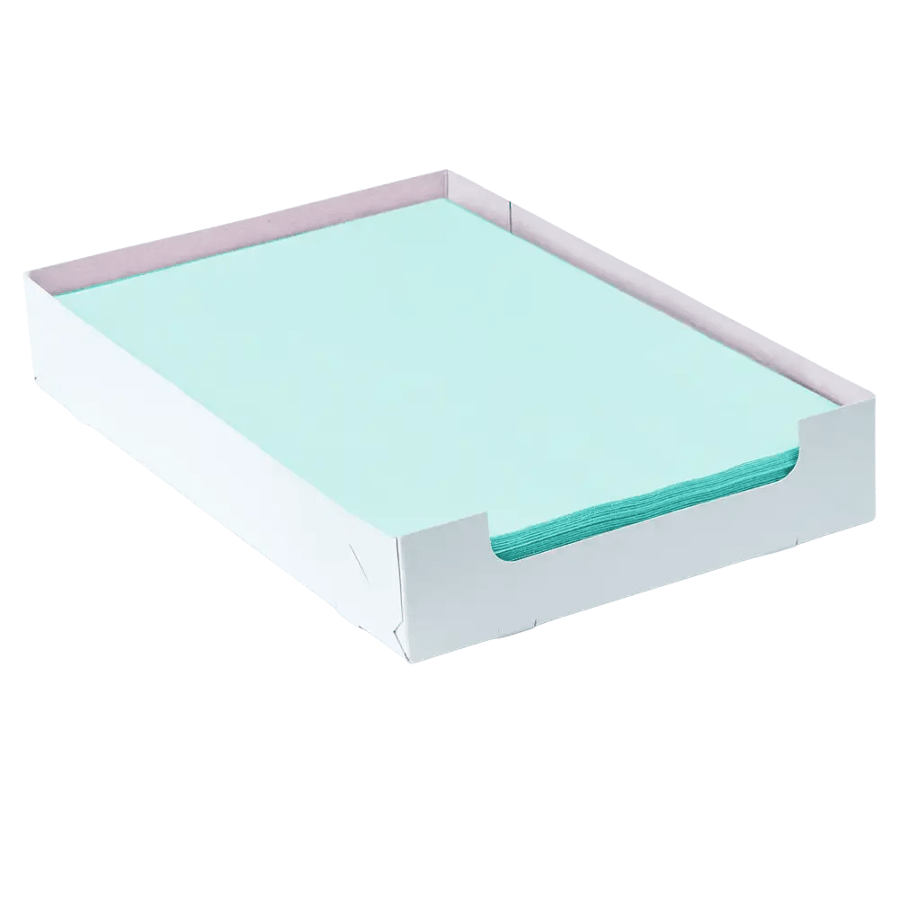 Een AMPri Dental Kreppauflage Tray-filterpapier in de kleur lichtblauw met de afmetingen 18 x 28 cm ligt netjes in een open witte tray van de AMPri Handelsgesellschaft mbH. De tray heeft licht verhoogde zijkanten en een vlakke bodem.