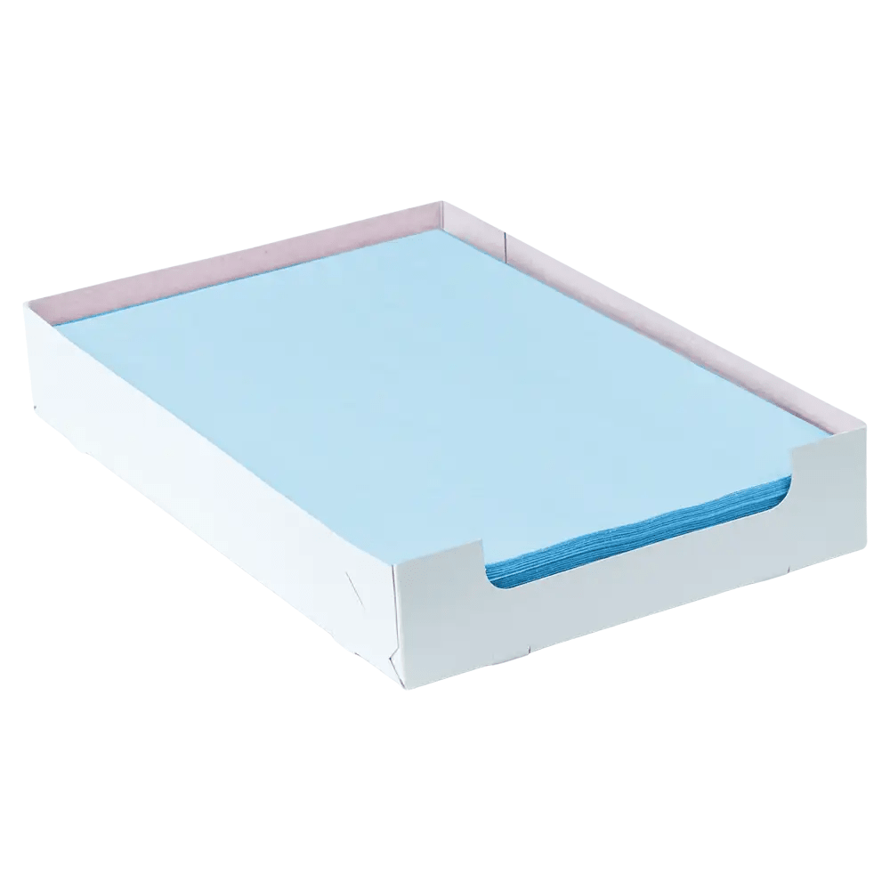 Een stapel lichtblauw AMPri Dental Kreppauflage Tray-filterpapier in het formaat 18 x 28 cm ligt netjes in een witte kartonnen tray met open zijkanten en is daarmee de ideale keuze voor een efficiënte tandartsorganisatie.