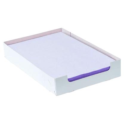 In een witte karton van de AMPri Handelsgesellschaft mbH bevindt zich een stapel paarse AMPri Dental Kreppauflage Tray-filterpapierbladen in het formaat 18 x 28 cm. Het bovenste blad is wit en laat de paarse randen eronder licht doorschijnen. De karton is boven open en heeft een eenvoudig ontwerp.