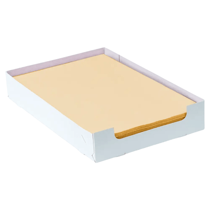 Een stapel beige AMPri Dental Kreppauflage Tray-filterpapierbladen in het formaat 18 x 28 cm ligt netjes in een open witte karton zonder deksel. De karton is ontworpen door de AMPri Handelsgesellschaft mbH om het papier veilig op zijn plaats te houden.