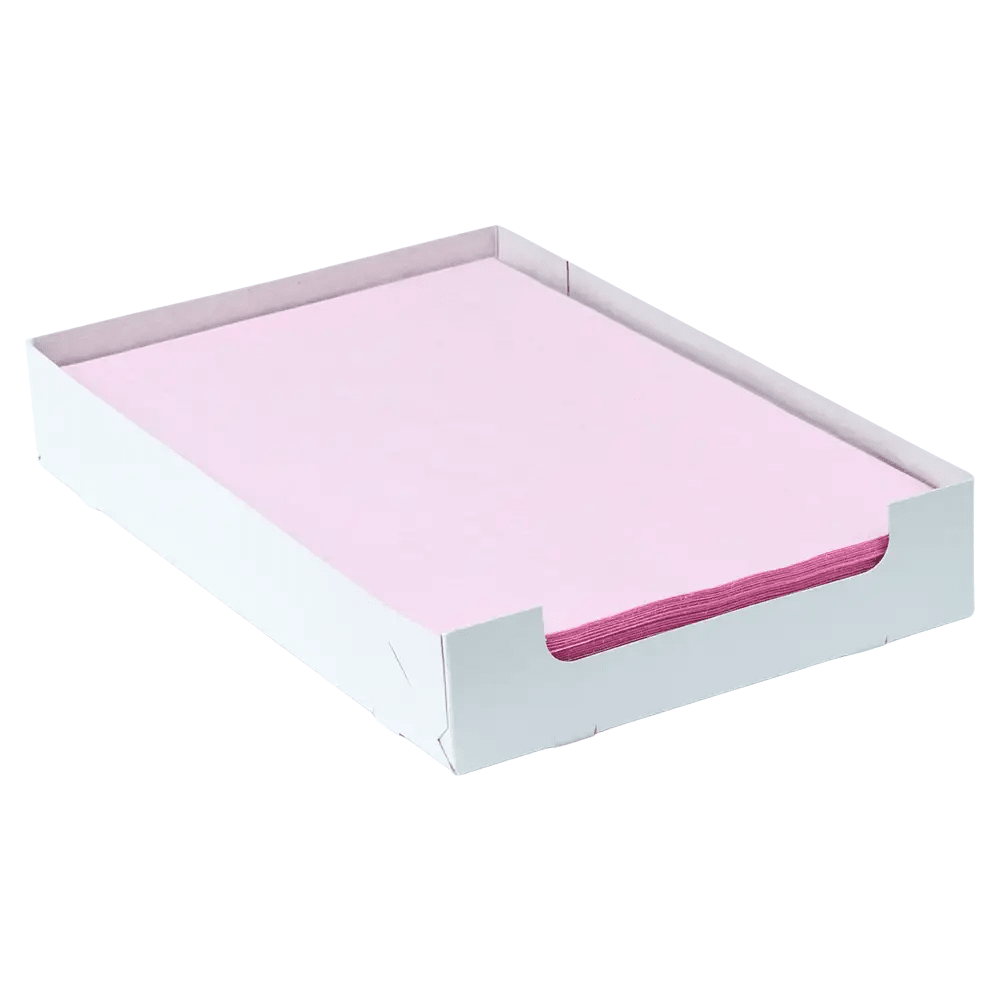 Een stapel roze papier, vergelijkbaar met AMPri Dental Kreppauflage Tray-filterpapier in verschillende kleuren, ligt overzichtelijk in een witte tray. De lage zijwanden van de tray van de AMPri Handelsgesellschaft mbH laten de zorgvuldig geordende randen van het papier zien.