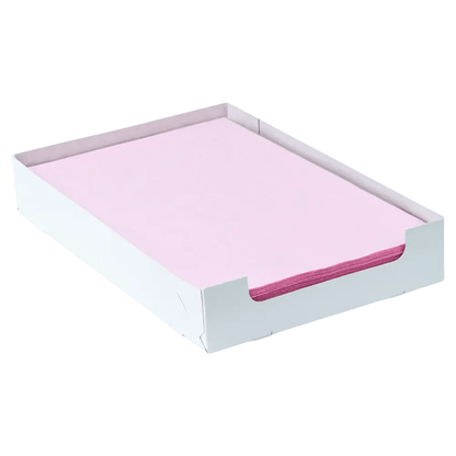 Een stapel roze papier, vergelijkbaar met AMPri Dental Kreppauflage Tray-filterpapier in verschillende kleuren, ligt overzichtelijk in een witte tray. De lage zijwanden van de tray van de AMPri Handelsgesellschaft mbH laten de zorgvuldig geordende randen van het papier zien.