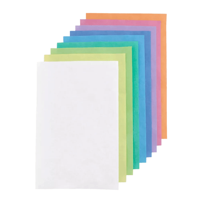 Een stapel van tien AMPri Dental-filterpapieren voor tray-bekleding, 18 x 28 cm, van AMPri Handelsgesellschaft mbH, uitgespreid als een waaier. De levendige kleuren omvatten wit, lichtblauw, donkerblauw, paars, oranje, roze, groen en geel. Elk vel is zorgvuldig gerangschikt; de randen zijn duidelijk zichtbaar.