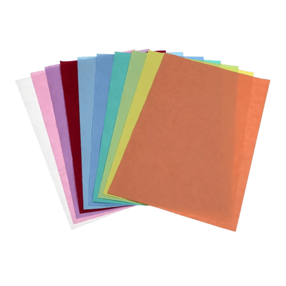 Een waaiervormige presentatie van het AMPri Dental Kreppauflage Tray-filterpapier, verkrijgbaar in verschillende kleuren zoals wit, roze, rood, blauw, groen, geel en oranje bij AMPri Handelsgesellschaft mbH, toont de vellen die van links naar rechts in oplopende hoogte zijn gerangschikt.