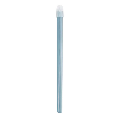Le design simple de la paille en plastique transparent bleu avec un capuchon blanc à une extrémité et un fond blanc isolé rappelle l'aspirateur de salive dentaire AMPri, disponible en tailles 130 mm et 150 mm et en différentes couleurs.