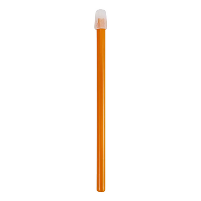 Un crayon orange avec une gomme rose est debout verticalement sur un fond blanc simple et rappelle les instruments minutieux utilisés dans les traitements dentaires. Sa forme non taillée et son design simple reflètent l'efficacité propre qui représente une forte puissance d'aspiration, similaire à celle de l'aspirateur de salive dentaire AMPri de la société AMPri Handelsgesellschaft mbH.