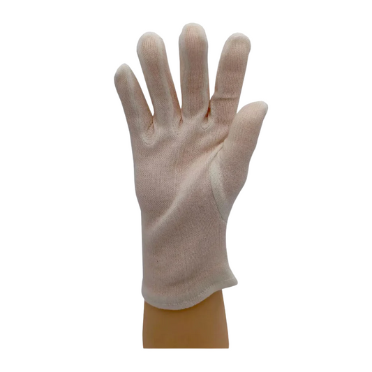 An der linken Hand wird ein weißer AMPri ECO-PLUS Unterziehhandschuh Baumwolle puderfrei, bereitgestellt von der AMPri Handelsgesellschaft mbH, getragen. Der Handschuh hat ein schlichtes, gestricktes Design und bedeckt die gesamte Hand und das Handgelenk. Der schlichte weiße Hintergrund macht den Handschuh deutlich sichtbar.