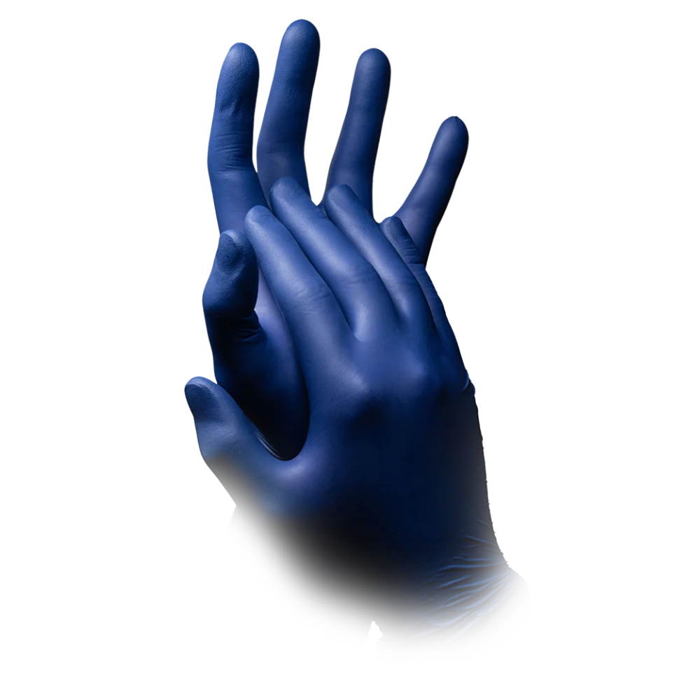 Une paire de mains avec des gants en nitrile AMPri Epiderm Protect de MED-COMFORT sans poudre en bleu métallique de la société commerciale AMPri mbH est vue sur un fond blanc. Les gants, livrés dans une boîte de 100 pièces, se chevauchent avec des doigts légèrement écartés, créant une sensation de profondeur.