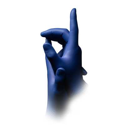 Deux mains avec des gants en nitrile AMPri Epiderm Protect bleu métallique de MED-COMFORT sans poudre de la société commerciale AMPri mbH sont représentées sur un fond blanc. Une main semble pointer vers le haut, tandis que le pouce et l'index de l'autre main se touchent. Ces gants sans poudre offrent à la fois confort et protection pour diverses tâches.