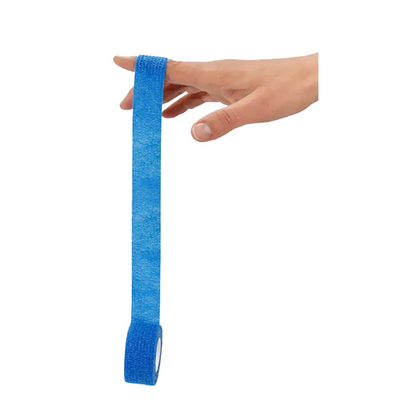 Een hand houdt een rol AMPri Joy2Protect zelfklevend rolpleister in blauw, waarbij de tape gedeeltelijk is afgerold en naar beneden hangt. De eenvoudige witte achtergrond benadrukt zowel de tape als de hand en is daarom perfect voor gebruik in de industrie of ziekenhuisomgeving.