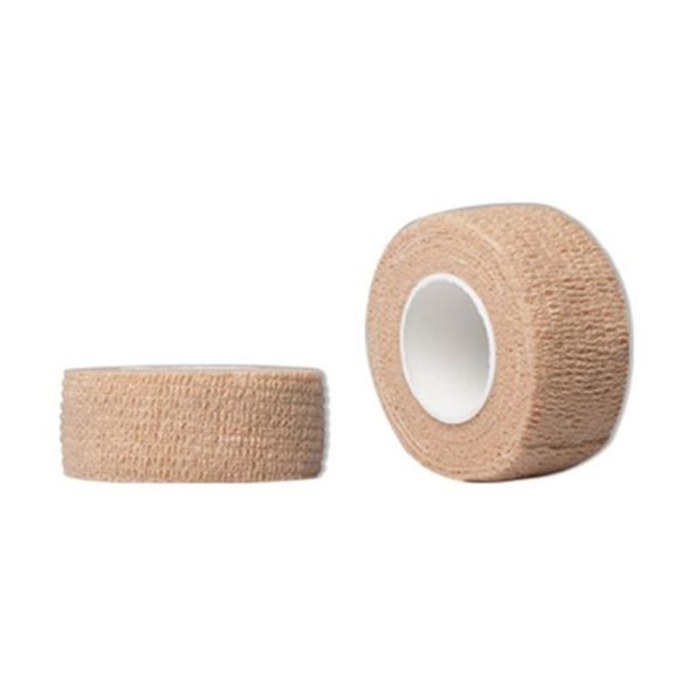 De afbeelding toont twee rollen AMPri Joy2Protect rolpleister (maat 2,5 cm x 4,5 m) in beige van AMPri Handelsgesellschaft mbH, gepresenteerd in een doos met twee rollen in verschillende kleuren. Een rol staat rechtop, terwijl de andere op zijn kant ligt en de witte binnenkern blootlegt. Deze pleisters worden vaak in ziekenhuizen gebruikt en hebben een gestructureerd oppervlak dat een veilige en comfortabele wikkeling garandeert.