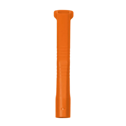 Un extracteur de piquet de tente en plastique orange avec une poignée cylindrique, fabriqué à partir de matériaux polymères durables similaires à ceux utilisés dans les canules d'aspiration dentaire AMPri MED-COMFORT pour adultes, a une encoche en haut pour saisir les piquets et est présenté sur un fond blanc.