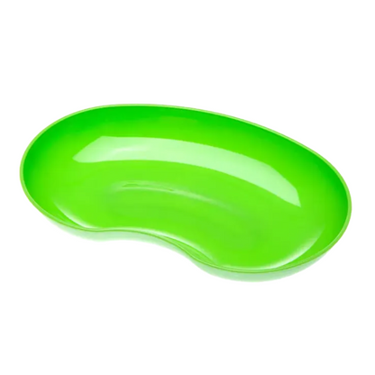 Sur fond blanc, un bassin en plastique vert vif en forme de rein de la série AMPri MED-COMFORT bassin rénal en plastique 24 cm 600 ml de la société commerciale AMPri mbH est visible. Le plateau, un outil médical pratique, a des bords lisses et une surface brillante.