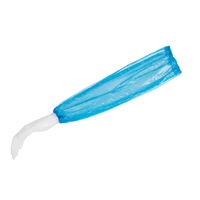 Aan de witte arm van een etalagepop is een blauwe AMPri MED-COMFORT PE-mouwbeschermer van 20 my, 40 x 20 cm, voor eenmalig gebruik bevestigd, vervaardigd uit polyethyleen door AMPri Handelsgesellschaft mbH. Deze reikt van de pols tot voorbij de elleboog en wijst op zijn geschiktheid voor bescherming of hygiënisch gebruik in de voedingsmiddelenindustrie. De achtergrond is effen wit.