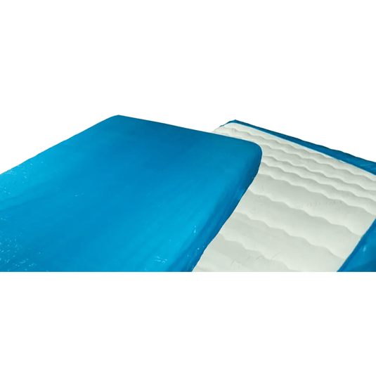 Gros plan sur un surmatelas en gel bleu et blanc, semblable au protège-matelas jetable AMPri MED-COMFORT PE avec élastique (210 x 90 x 20 cm) de la société AMPri Handelsgesellschaft mbH. La partie bleue recouvre la majeure partie de la surface supérieure, tandis que la partie blanche présente une texture ondulée. La photo montre une partie repliée vers l'arrière, à l'instar des protège-matelas hospitaliers en polyéthylène.